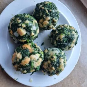 Frisch geformte Spinatknödel bereit zum Kochen in Salzwasser