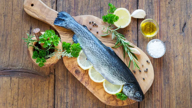 Frisch gefüllte Forelle mit Rosmarin, Zitrone und Knoblauch bereit zum Grillen
