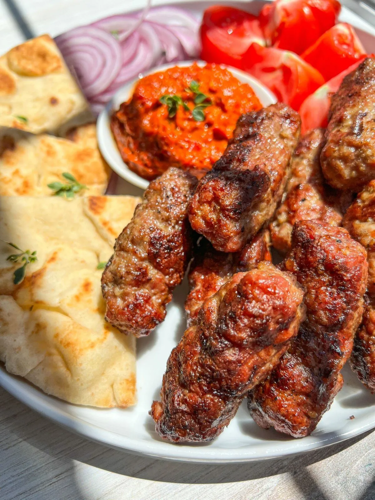 Frisch gegrillte Cevapcici mit Beilagen