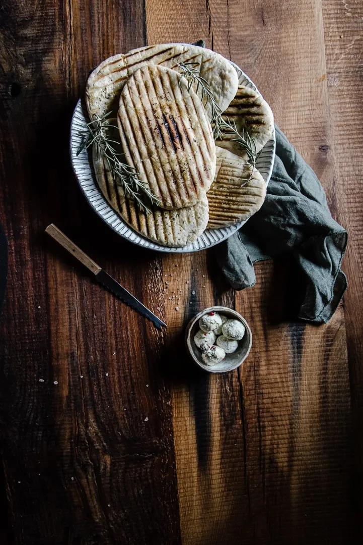 Frisch gegrilltes Naan-Brot als köstliche Beilage zum Butternut Kürbis Rezept mit Ziegenkäse.