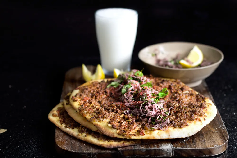 Frisch gekneteter Lahmacun-Teig, weich und geschmeidig, bereit zum Ruhen