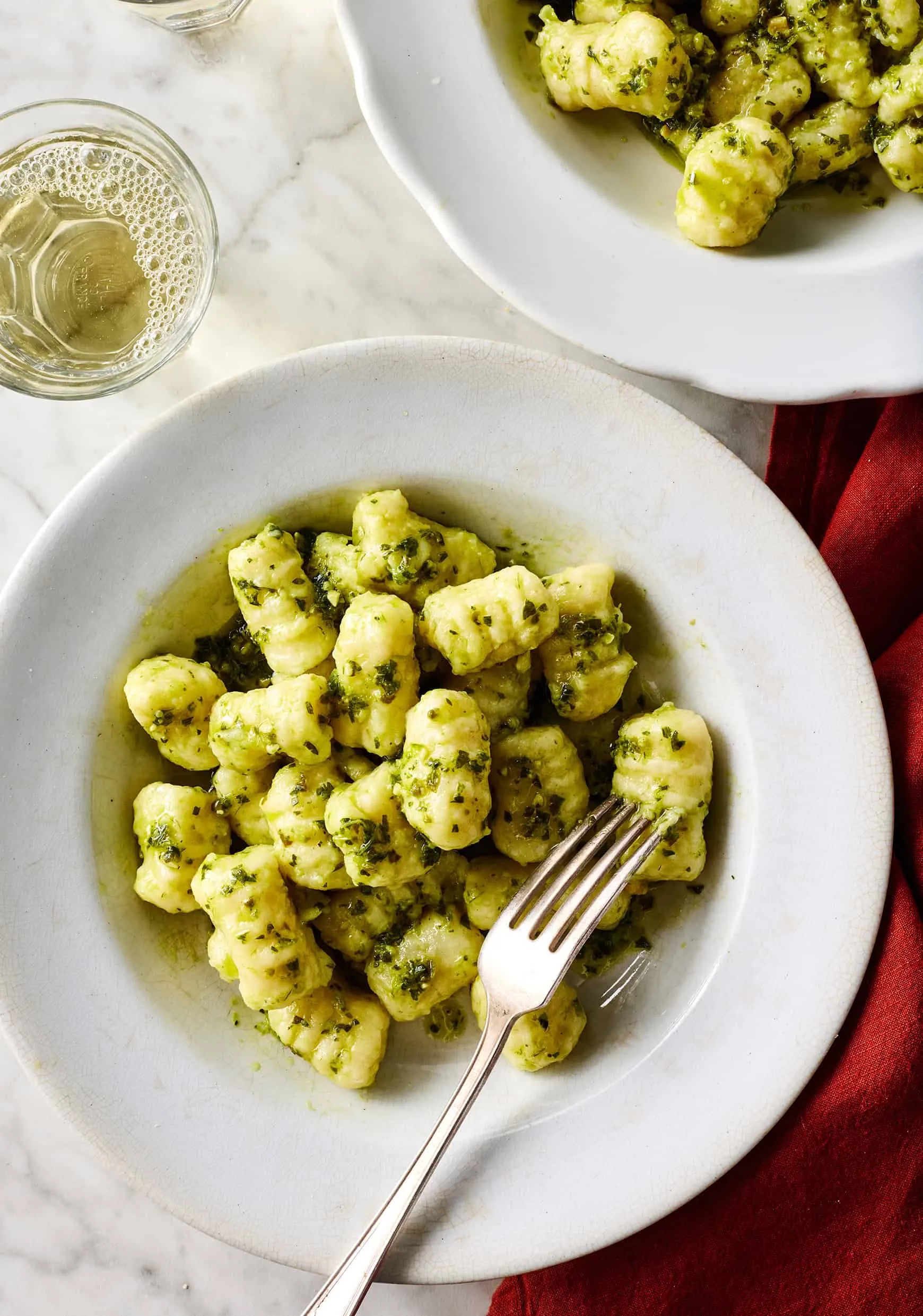 Frisch gekochte Gnocchi, serviert mit einer aromatischen Soße und frischen Kräutern.