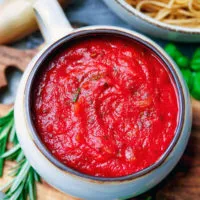 Frisch gekochte Tomatensoße in einer rustikalen Schale in der Küche, bereit zum Servieren