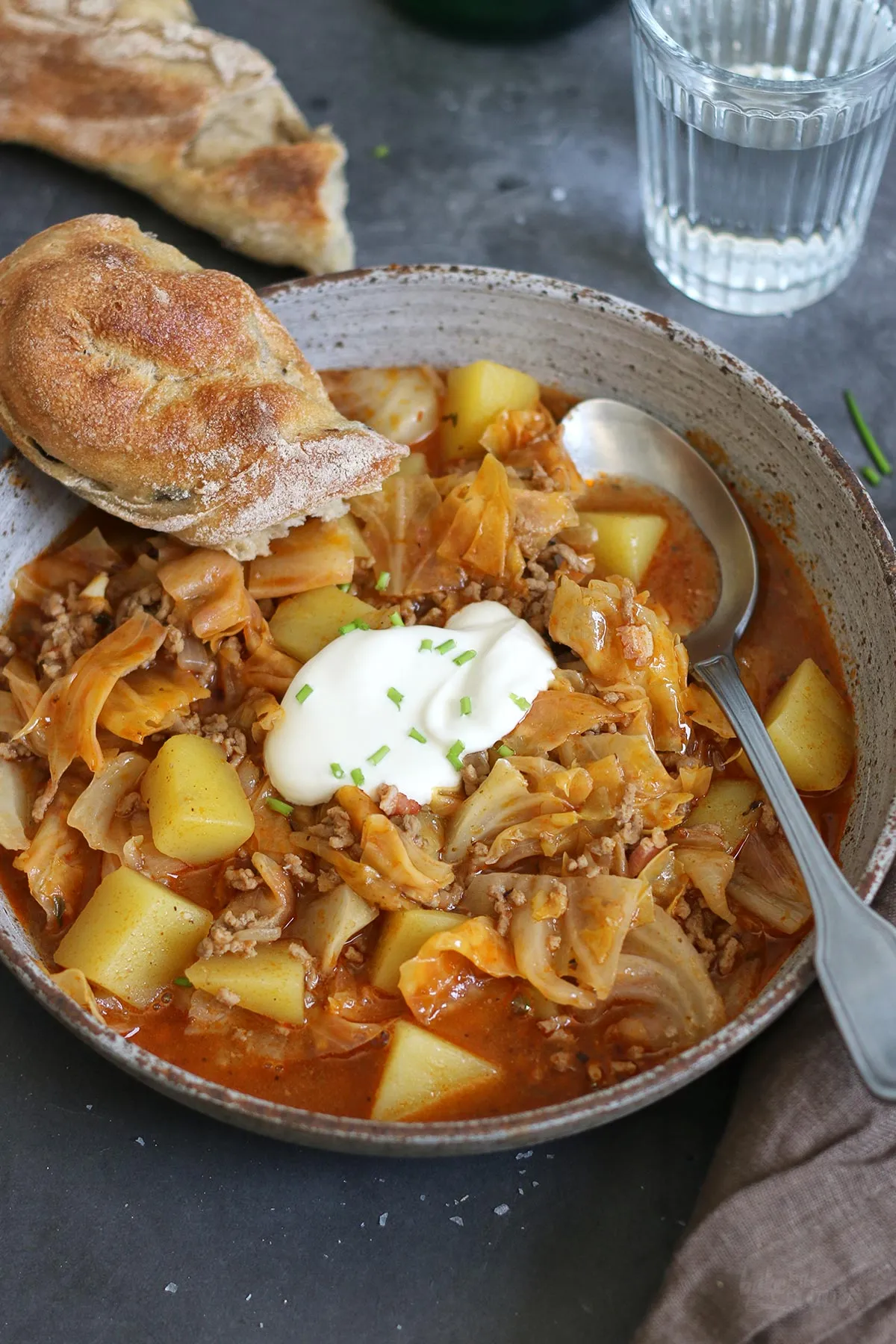 Frisch gekochter Schichtkohl mit Hackfleisch und Kartoffeln, servierfertig in einem großen Topf