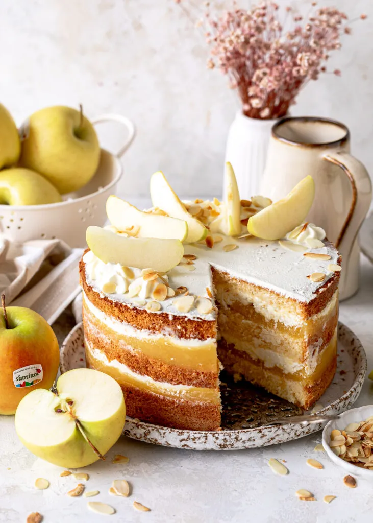 Frisch gekochtes Apfelmus in einem Topf, bereit zum Pürieren