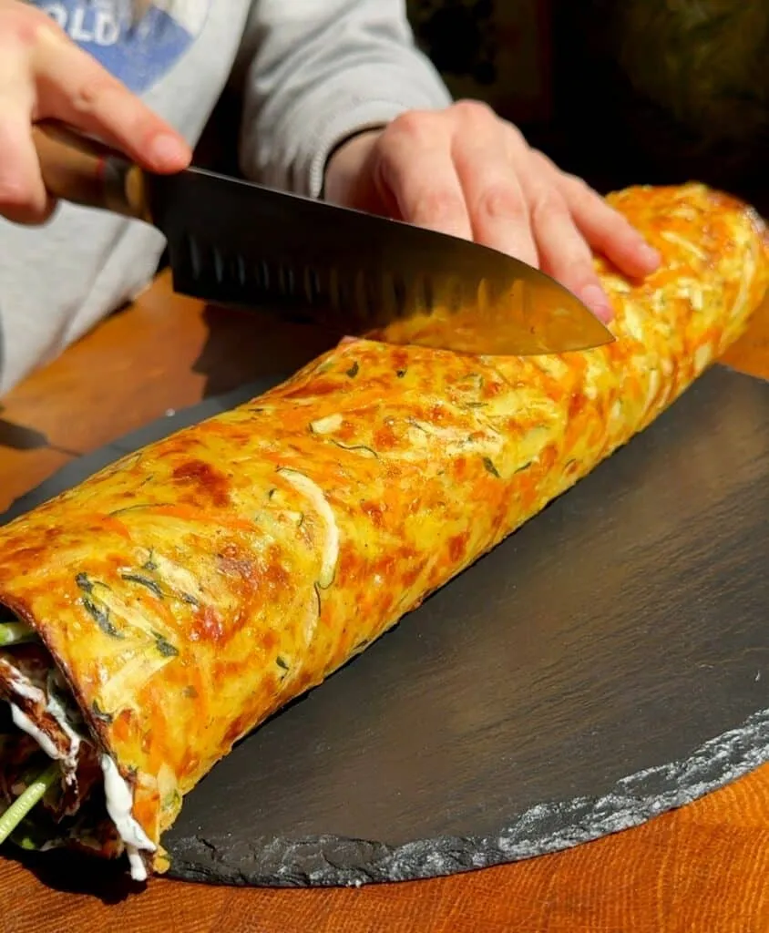 Frisch geriebenes Gemüse und Gewürze wie Mozzarella, Eier und Currypulver für den Low Carb Wrap