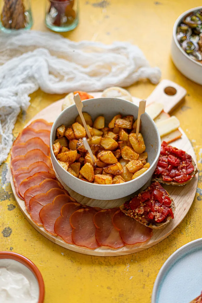 Frisch geröstete Pamb'oli mit Tomaten und Knoblauch