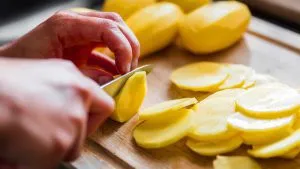 Frisch geschnittene Kartoffelscheiben als Basis für günstige Rezepte für 2 Personen