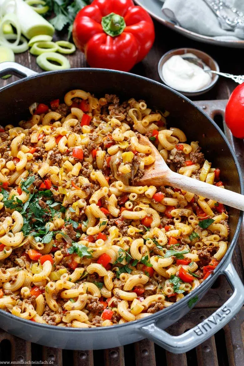 Frisch geschnittene Paprikawürfel und Lauchringe als Zutaten für schnelle Hackfleisch-Gerichte.