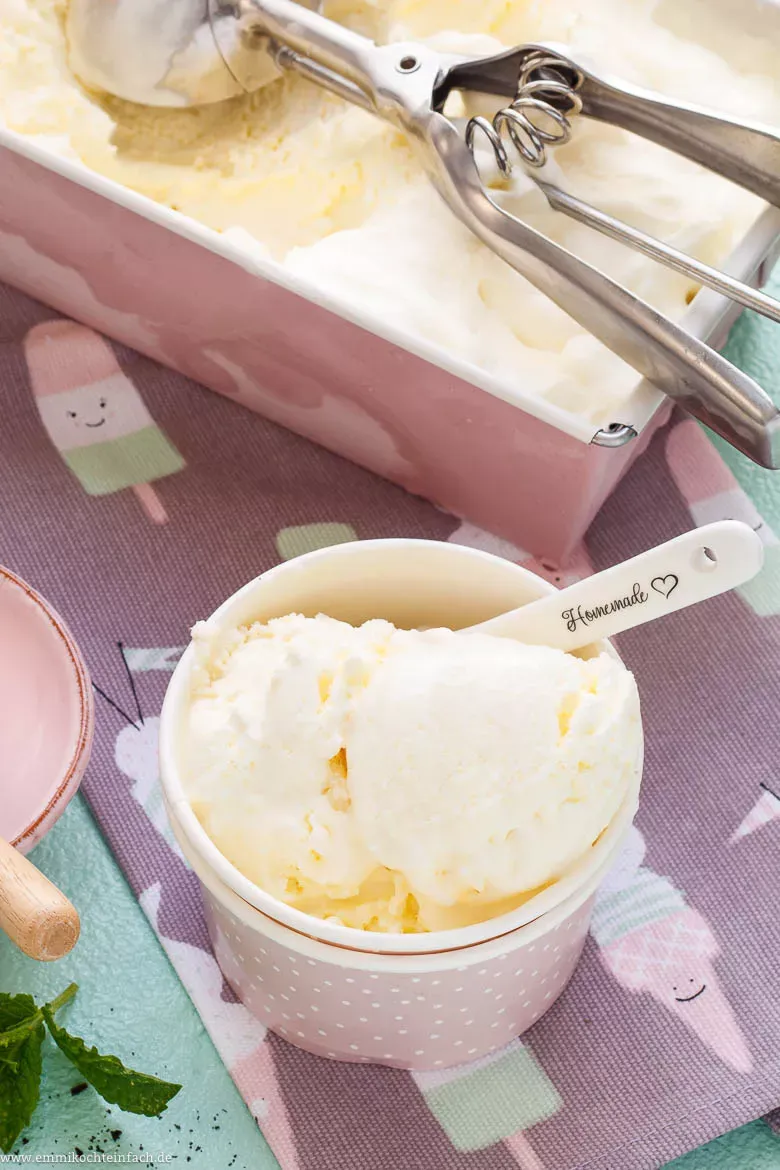 Frisch geschöpftes Vanilleeis ohne Eismaschine, cremig und bereit zum Genießen
