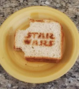Frisch getoasteter Brotscheibe mit dem ikonischen Darth Vader Branding