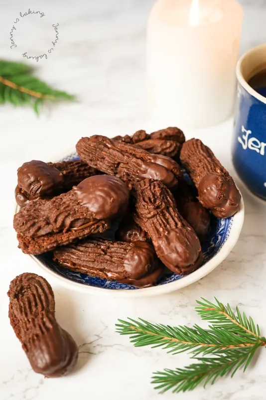 Frisch glasierte Nougatstangen kühlen auf Backpapier ab, ein unverzichtbarer Schritt für festliche Plätzchen.