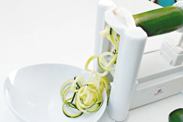 Frisch spiralisierte Zucchini Nudeln, bereit zur Zubereitung.