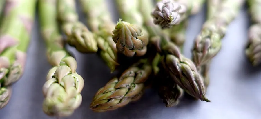 Frisch vorbereiteter grüner Spargel auf einem Backblech vor dem Kochen
