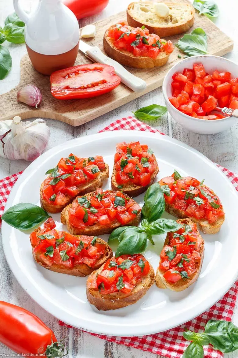 Frisch zubereitete Bruschetta mit reifen Tomaten und Basilikum auf geröstetem Ciabatta Brot