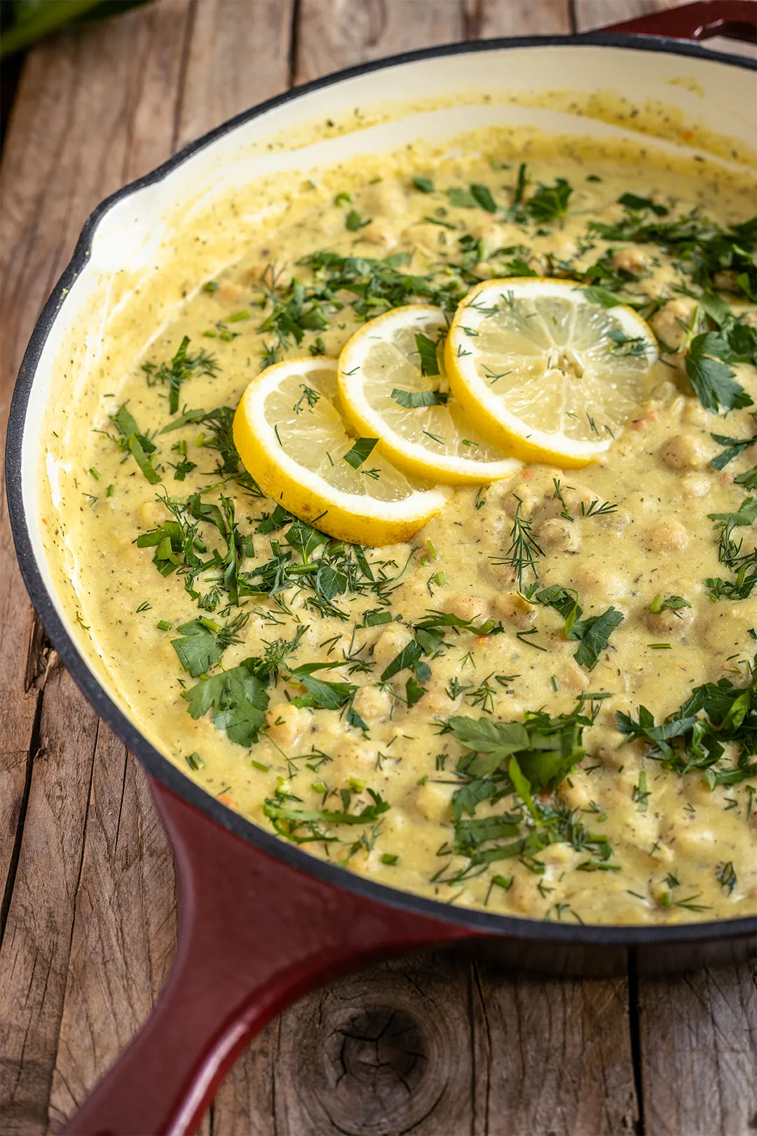 Frisch zubereitete cremige Zitronen-Kichererbsenpfanne mit geröstetem Brot