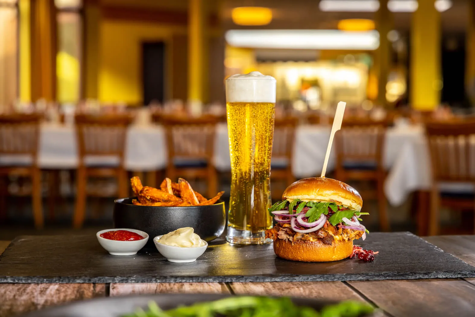 Frisch zubereitete Desserts und Salate am Buffet