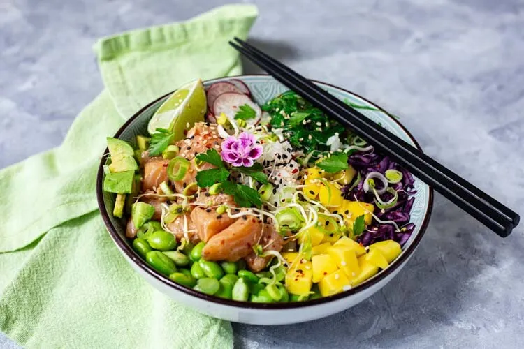 Frisch zubereitete Hawaiianische Poké Bowl mit Lachs, Avocado und farbenfrohem Gemüse
