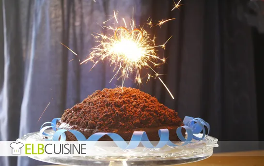 Frisch zubereitete Maulwurftorte mit üppiger Sahnefüllung und Schokoladenkrümeln