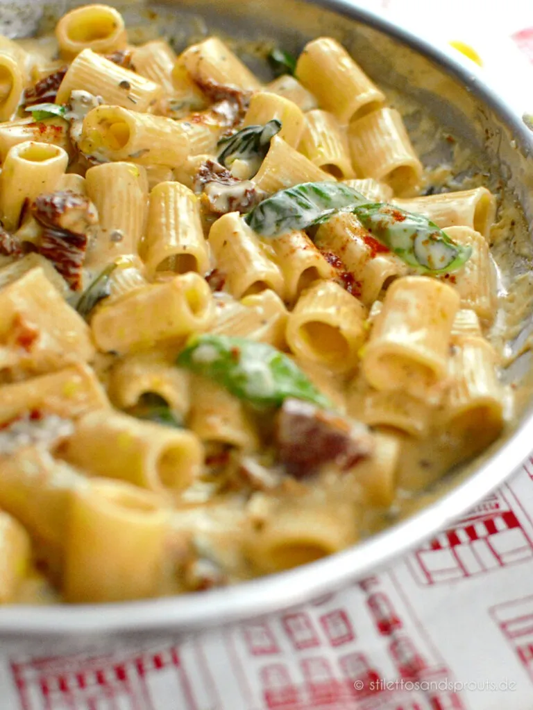 Frisch zubereitete Pasta in einer reichhaltigen Sahnesauce, ein beliebtes italienisches Nudelgericht, das in Deutschland geschätzt wird