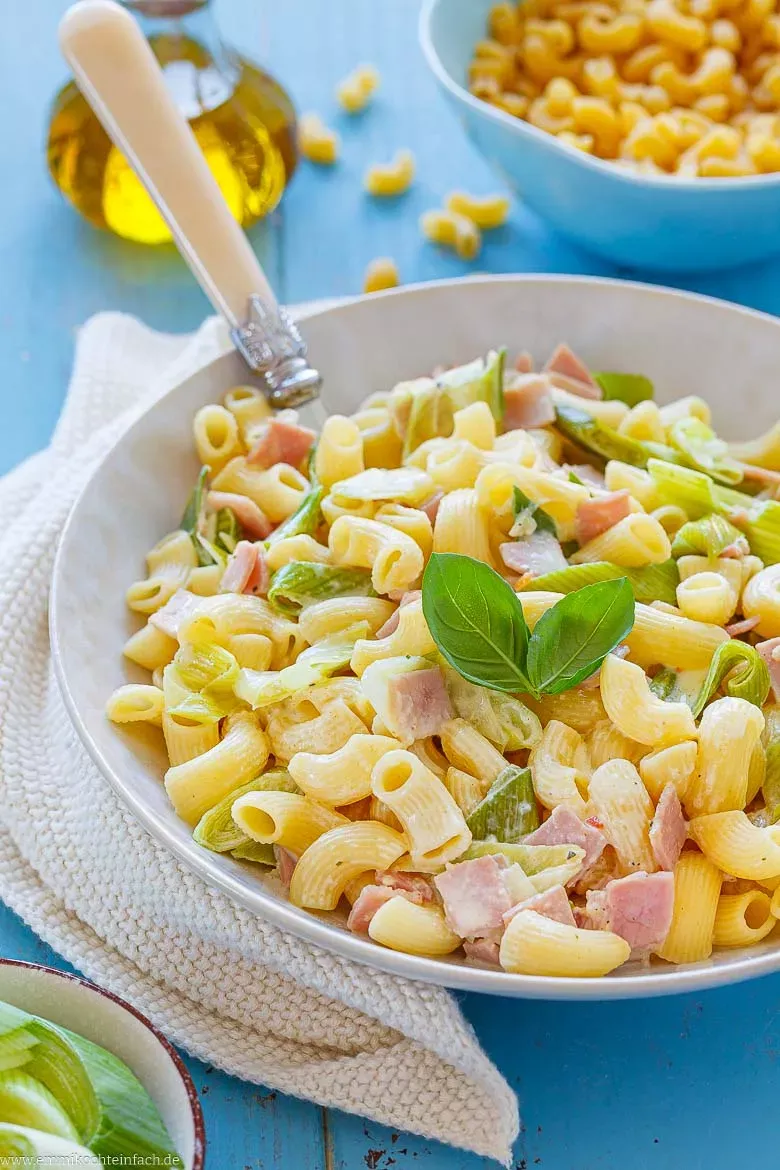 Frisch zubereitete Schinken-Sahne-Soße mit Lauch und Nudeln, appetitlich angerichtet