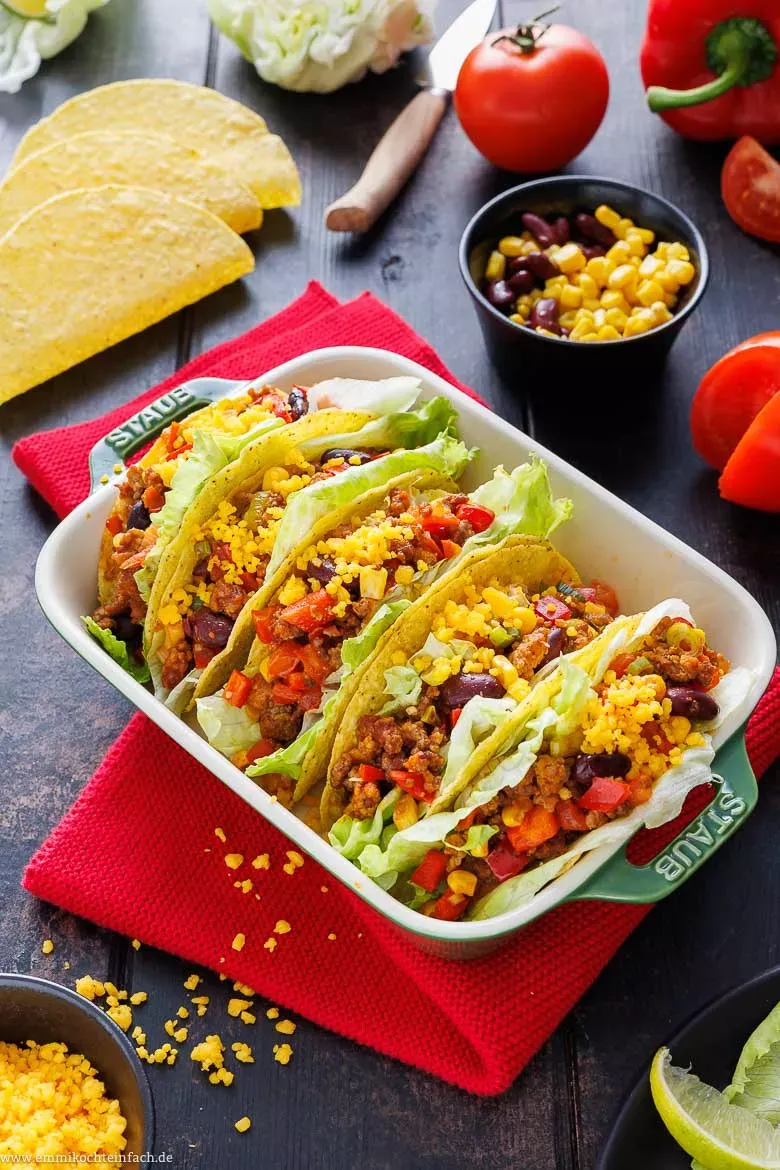 Frisch zubereitete Tacos mit bunter Füllung und vielfältigen Zutaten, die persönliche Geschmacksvorlieben widerspiegeln.