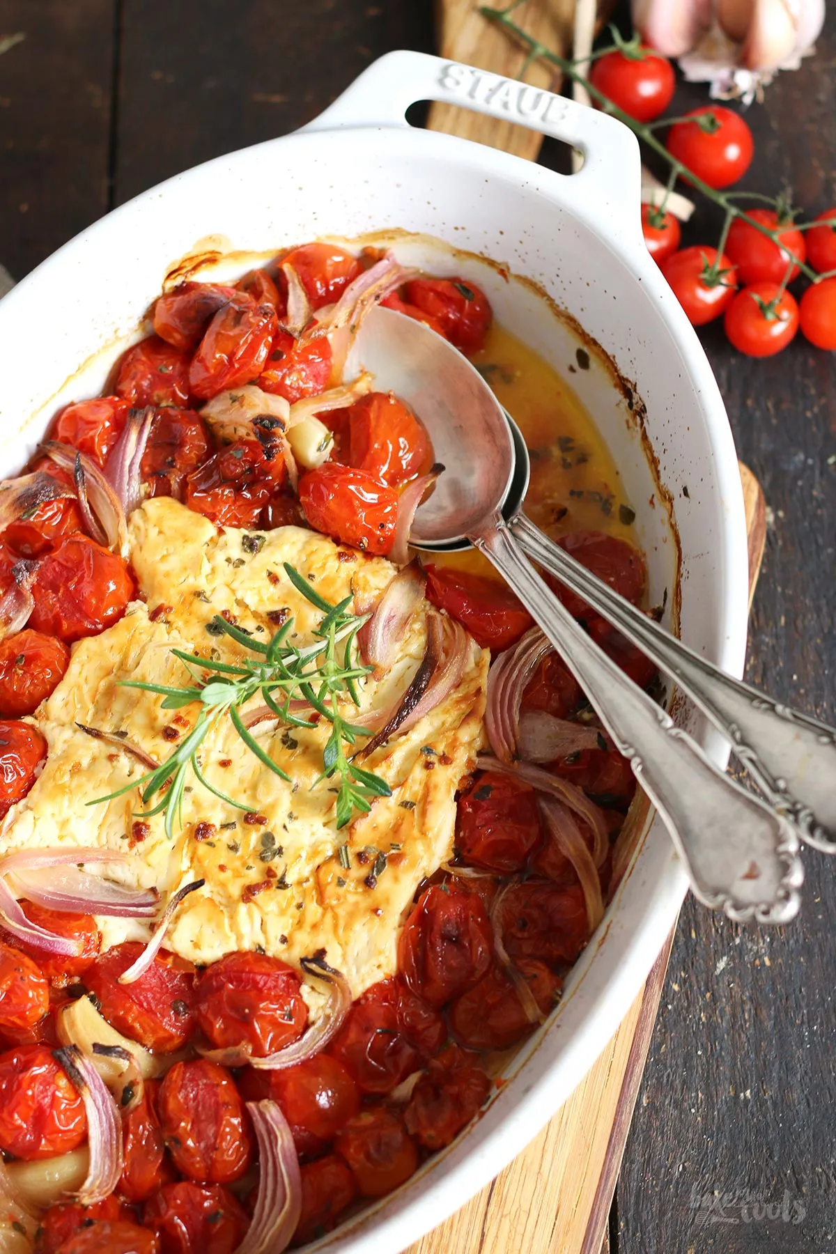 Frisch zubereitete Tomaten-Feta-Pasta direkt aus dem Ofen, servierfertig und mit frischen Kräutern garniert, ein ideales schnelles Abendessen.