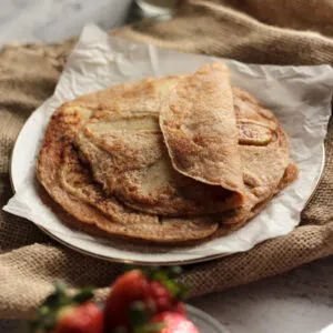 Frisch zubereitete vegane Apfelpfannkuchen appetitlich angerichtet