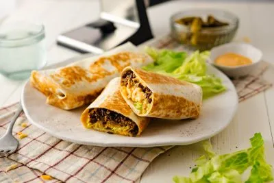 Frisch zubereitete Wraps mit Hackfleisch und cremiger Soße, ideal für ein schnelles Mittagessen