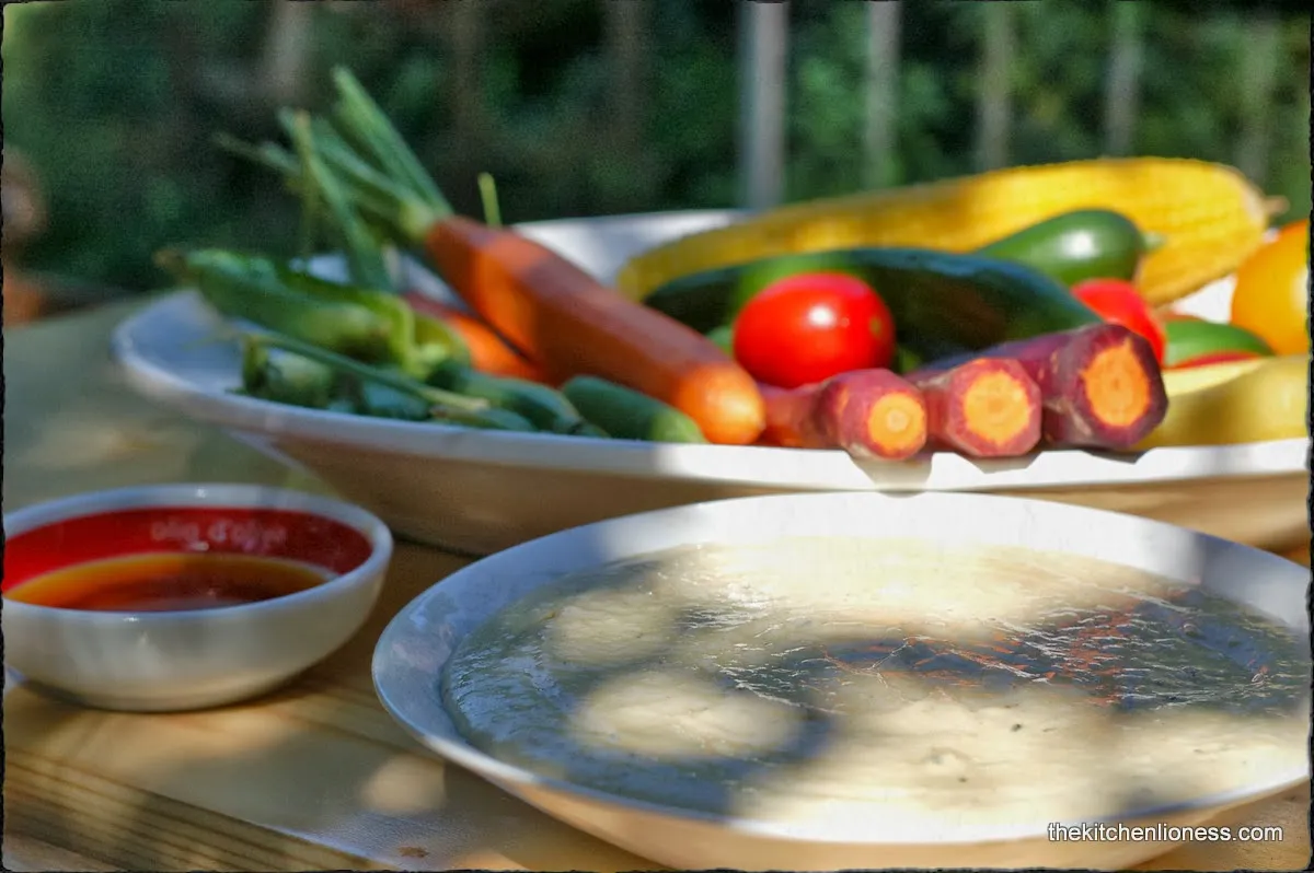 Frisch zubereiteter Cannellini Bohnen Hummus in einer Schüssel