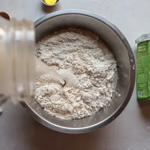 Frisch zubereiteter Dinkel-Pizzateig in einer Küchenmaschine, perfekt für eine gesunde Pizza.