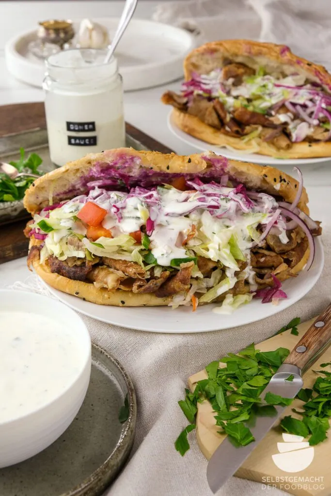 Frisch zubereiteter Döner Kebab mit saftigem Fleisch und cremiger, selbstgemachter Dönersoße.