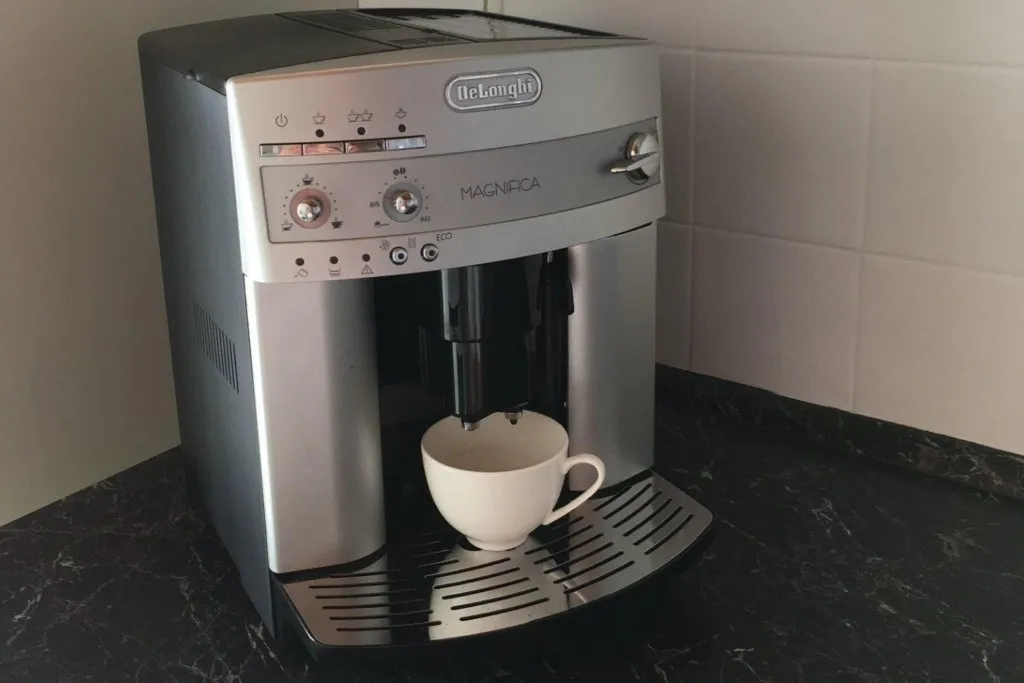 Frisch zubereiteter Espresso aus dem DeLonghi ESAM 3200s im Test