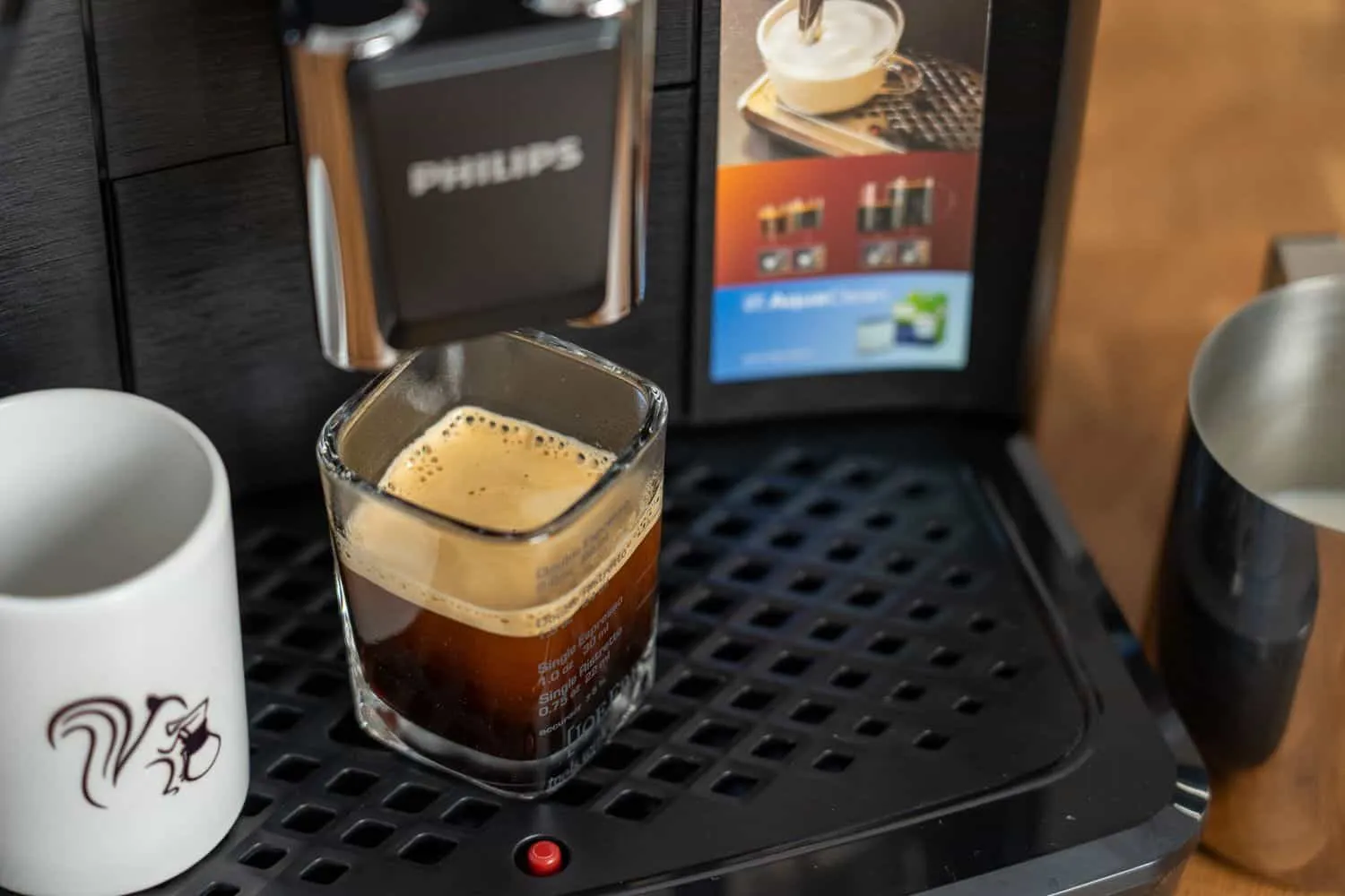 Frisch zubereiteter Espresso aus dem Philips 2200 Kaffeevollautomat mit schöner Crema
