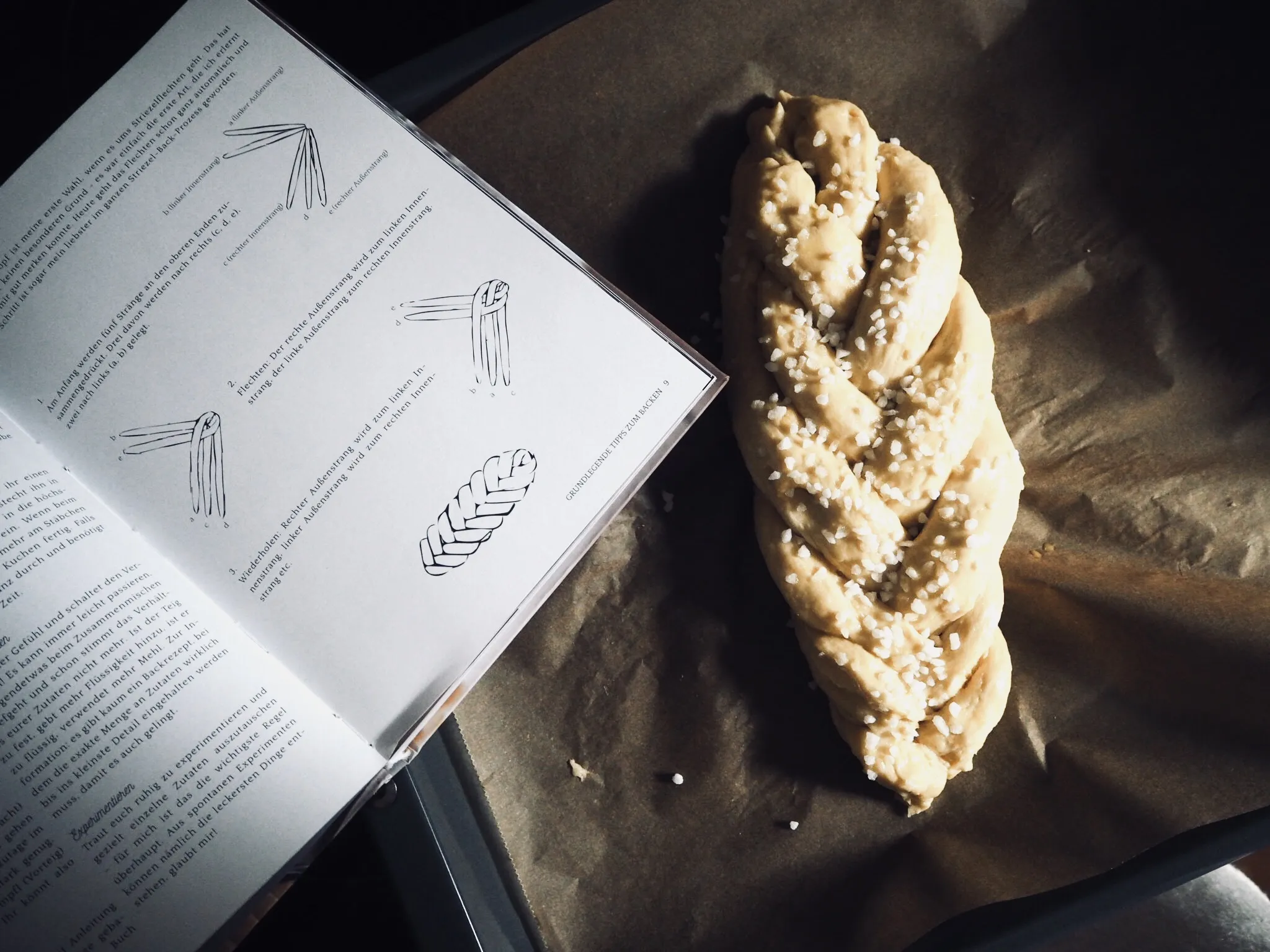 Frisch zubereiteter Hefeteig wird für leckere Zimtschnecken geformt
