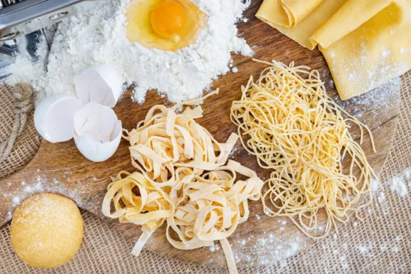 Frisch zubereiteter Pastateig für hausgemachte Nudeln