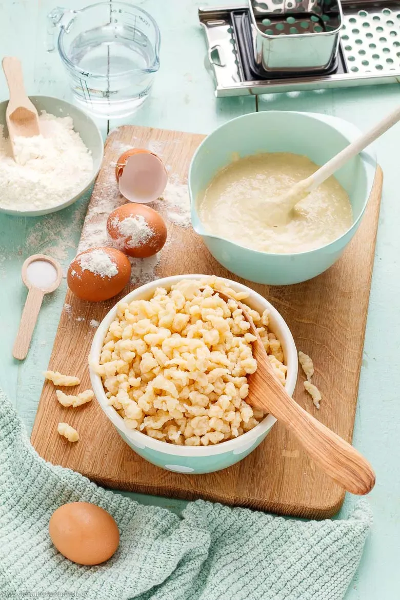 Frisch zubereiteter Spätzleteig in einer Schüssel, bereit zur Verarbeitung zu traditionellen süddeutschen Spätzle.