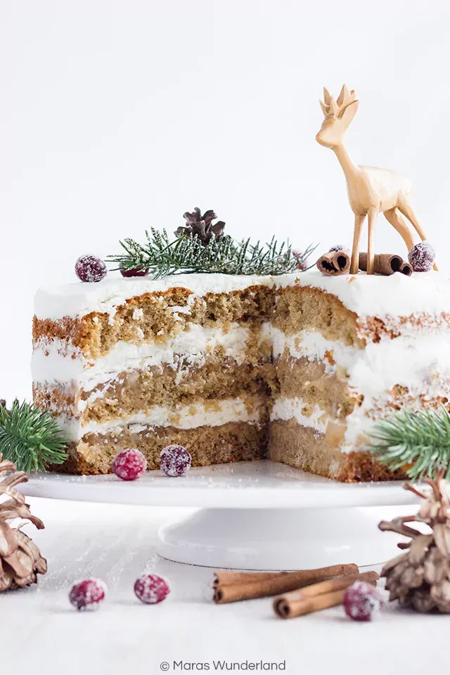 Frisch zubereitetes Apfelkompott mit Zimt, eine Schlüsselzutat für die Weihnachtstorte.