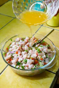 Frisch zubereitetes Fisch-Ceviche, serviert mit Stäbchen in einer Schale