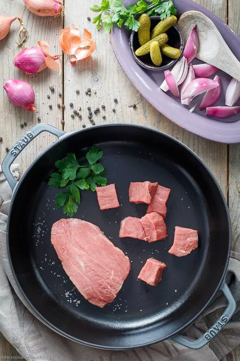 Frisch zubereitetes Rahm-Rinderfilet Stroganoff mit einem Klecks Crème fraîche