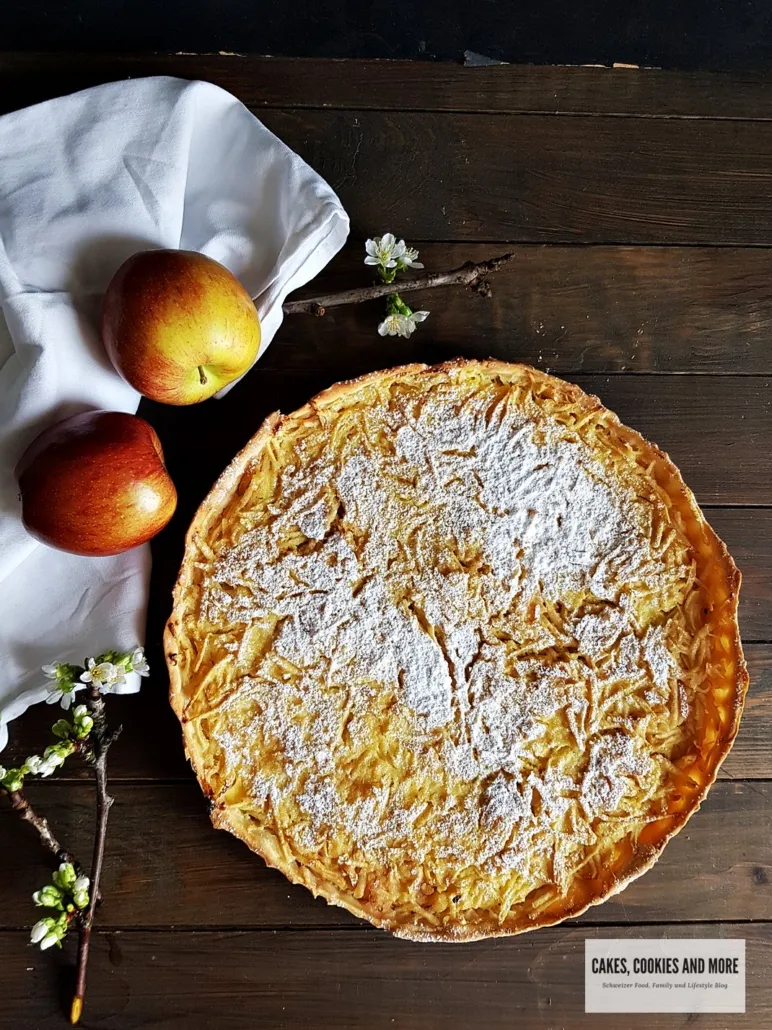Frische Apfelwähe mit goldbraunem Guss und feinen Haselnüssen, bereit zum Servieren.