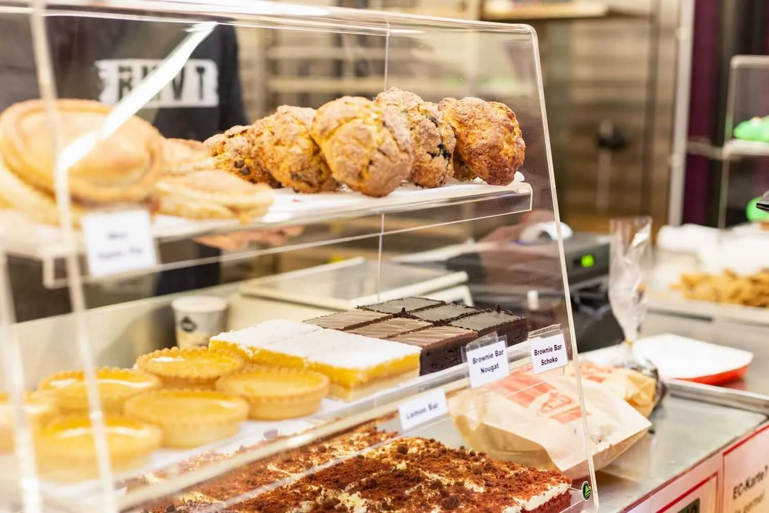 Frische Backwaren in einer Bäckerei im Werksverkauf