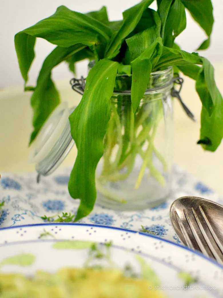 Frische Bärlauchblätter, bereit für die Zubereitung