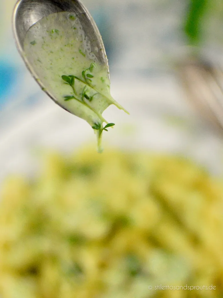 Frische Bärlauchblätter und Frühlingszwiebeln in der Pfanne