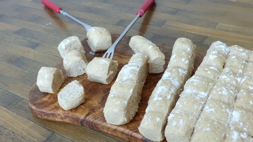 Frische Brotstücke als perfekte Beilage für Käsefondue