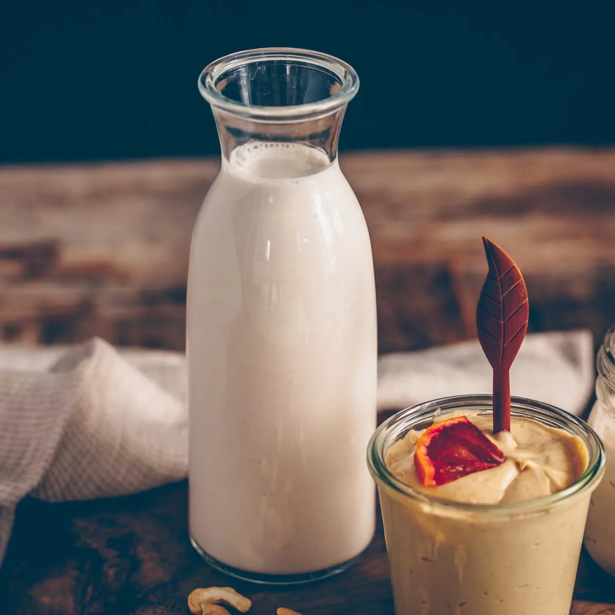 Frische Cashewmilch in einer Glasflasche – ein einfaches Milch Rezept für Zuhause.