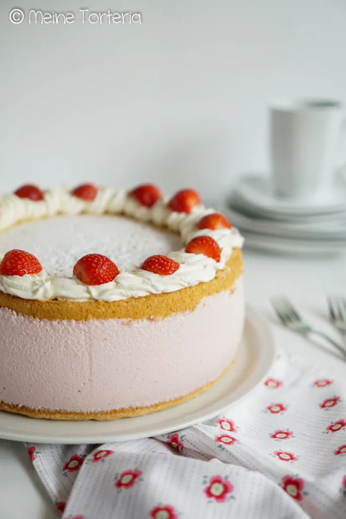 Frische Erdbeer-Käsesahnetorte mit Biskuitboden und cremiger Quarkfüllung