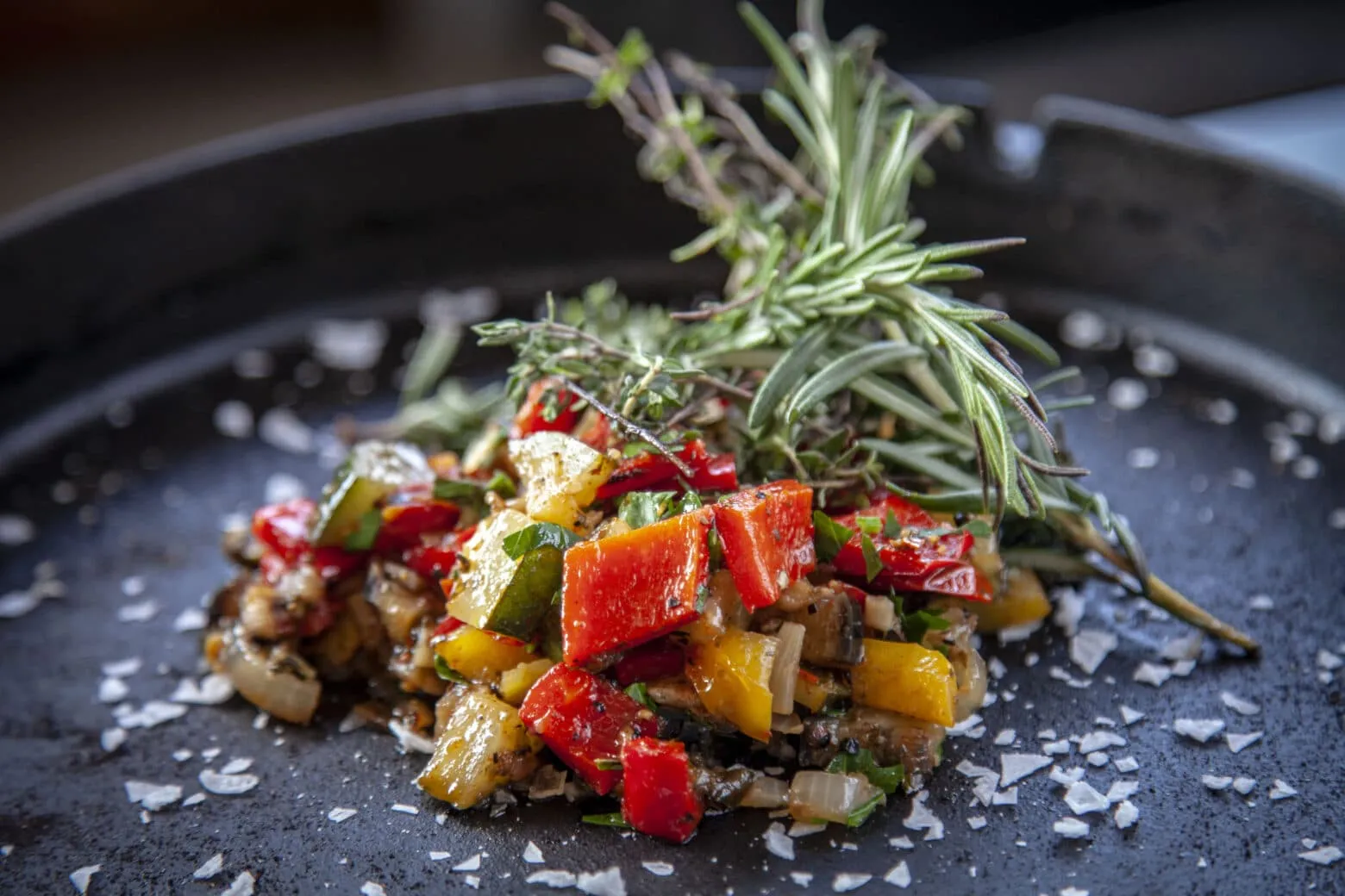 Frische, farbenfrohe Ratatouille als ideale Beilage zum gegrillten Lammrücken