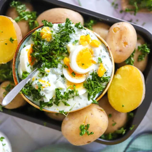 Frische Frankfurter Grüne Soße mit hartgekochten Eiern und Kräutern