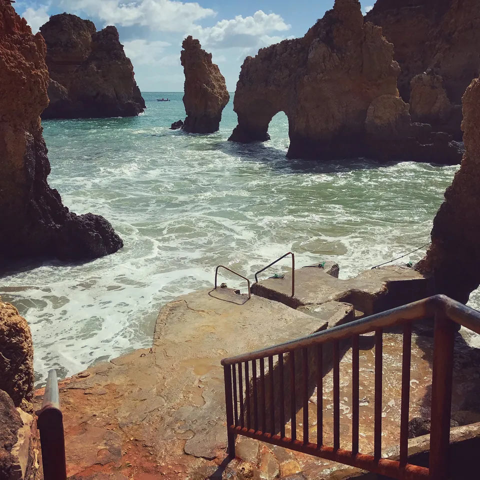 Frische Gemüsesticks mit zwei veganen Dips, appetitlich angerichtet auf einem Holztisch